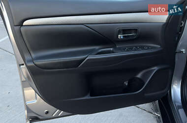 Внедорожник / Кроссовер Mitsubishi Outlander 2014 в 