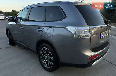 Внедорожник / Кроссовер Mitsubishi Outlander 2014 в 