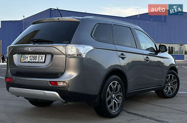Внедорожник / Кроссовер Mitsubishi Outlander 2014 в 