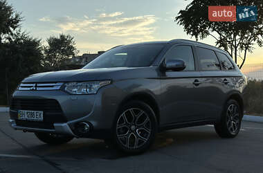Внедорожник / Кроссовер Mitsubishi Outlander 2014 в 