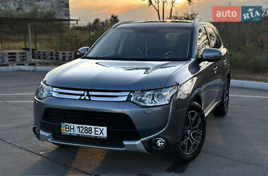 Внедорожник / Кроссовер Mitsubishi Outlander 2014 в 