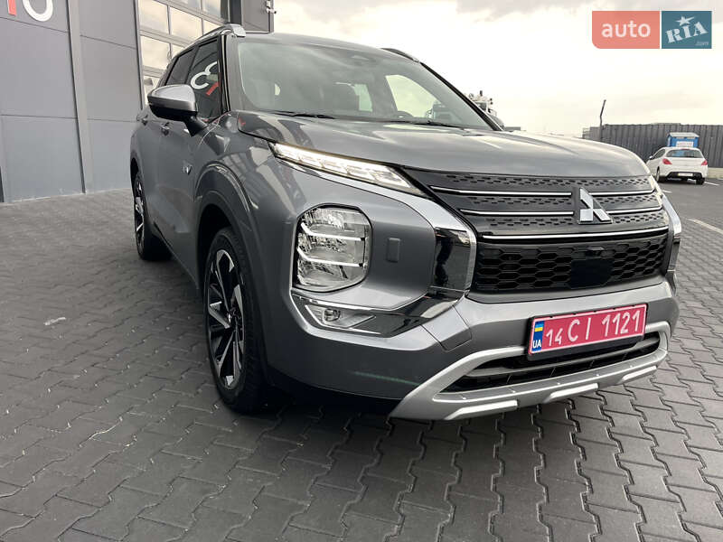 Внедорожник / Кроссовер Mitsubishi Outlander 2023 в Львове