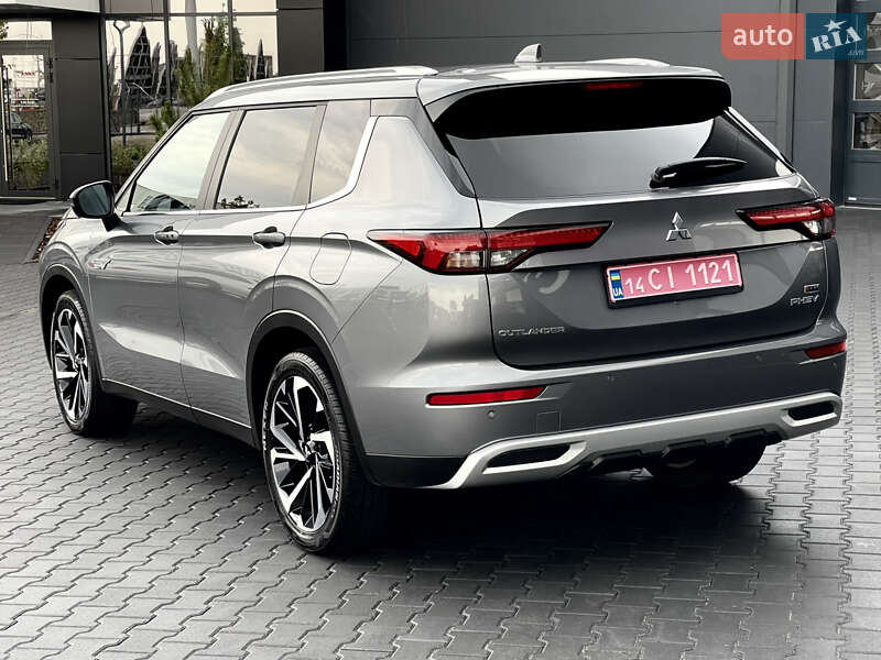Внедорожник / Кроссовер Mitsubishi Outlander 2023 в Львове