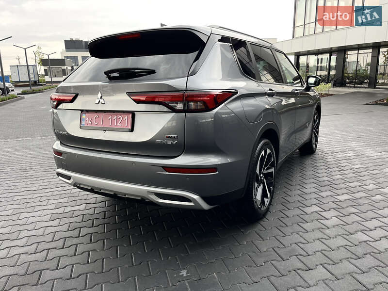 Внедорожник / Кроссовер Mitsubishi Outlander 2023 в Львове