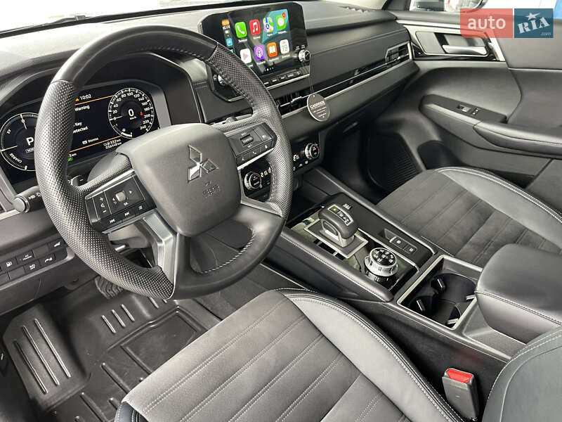 Внедорожник / Кроссовер Mitsubishi Outlander 2023 в Львове