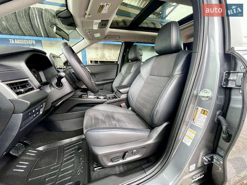 Внедорожник / Кроссовер Mitsubishi Outlander 2023 в Львове