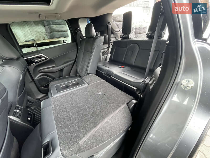 Внедорожник / Кроссовер Mitsubishi Outlander 2023 в Львове