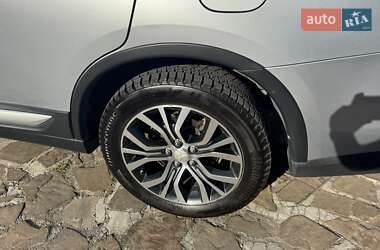 Внедорожник / Кроссовер Mitsubishi Outlander 2017 в 