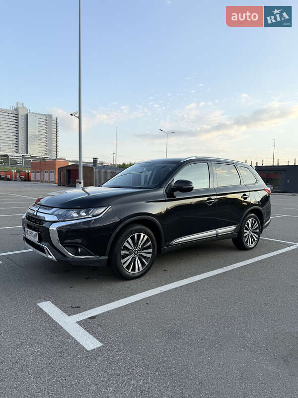 Внедорожник / Кроссовер Mitsubishi Outlander 2018 в Киеве