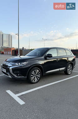 Внедорожник / Кроссовер Mitsubishi Outlander 2018 в 