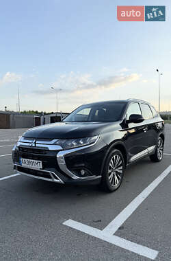 Внедорожник / Кроссовер Mitsubishi Outlander 2018 в 
