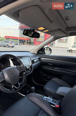Внедорожник / Кроссовер Mitsubishi Outlander 2018 в 