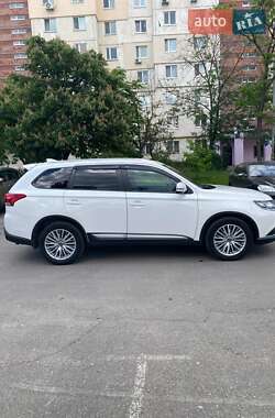 Внедорожник / Кроссовер Mitsubishi Outlander 2018 в 
