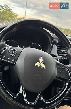 Внедорожник / Кроссовер Mitsubishi Outlander 2017 в 