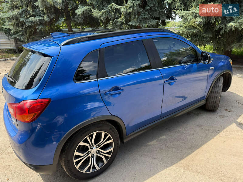 Внедорожник / Кроссовер Mitsubishi Outlander 2016 в Харькове
