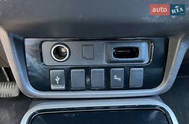 Позашляховик / Кросовер Mitsubishi Outlander 2019 в 