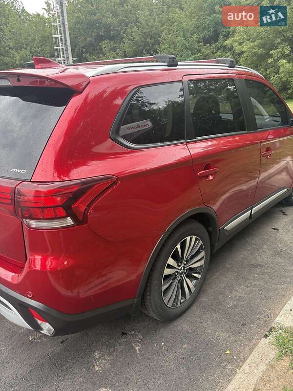 Внедорожник / Кроссовер Mitsubishi Outlander 2019 в Полтаве