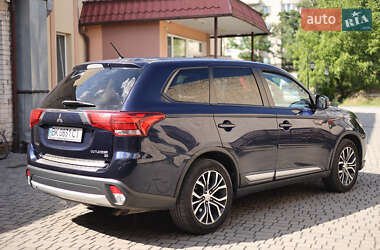 Внедорожник / Кроссовер Mitsubishi Outlander 2016 в 