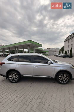 Внедорожник / Кроссовер Mitsubishi Outlander 2016 в Киеве