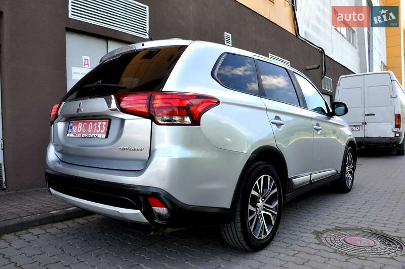 Позашляховик / Кросовер Mitsubishi Outlander 2016 в Львові