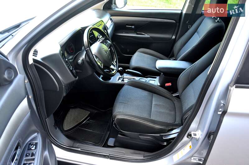 Позашляховик / Кросовер Mitsubishi Outlander 2016 в Львові