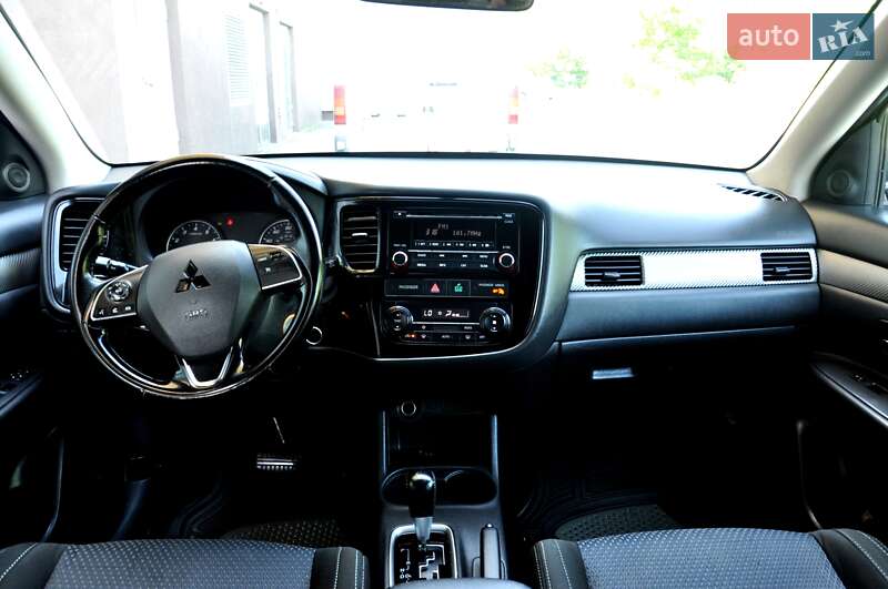 Позашляховик / Кросовер Mitsubishi Outlander 2016 в Львові