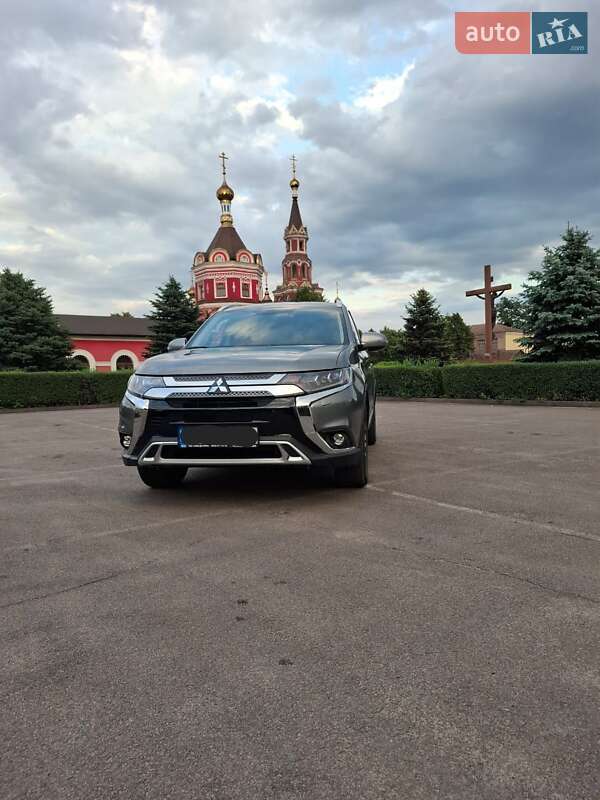 Внедорожник / Кроссовер Mitsubishi Outlander 2021 в Каменском
