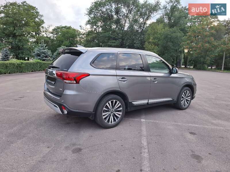 Внедорожник / Кроссовер Mitsubishi Outlander 2021 в Каменском