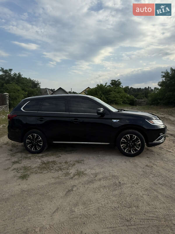 Внедорожник / Кроссовер Mitsubishi Outlander 2018 в Десне