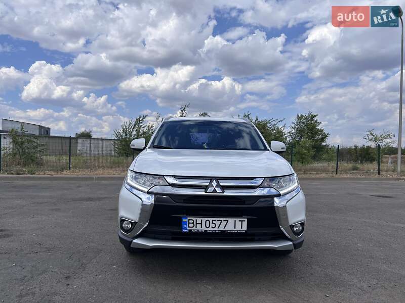 Внедорожник / Кроссовер Mitsubishi Outlander 2016 в Вознесенске
