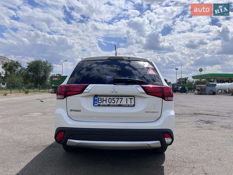 Внедорожник / Кроссовер Mitsubishi Outlander 2016 в Вознесенске