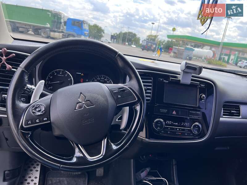 Внедорожник / Кроссовер Mitsubishi Outlander 2016 в Вознесенске