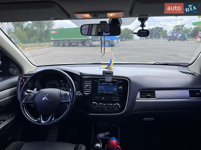 Внедорожник / Кроссовер Mitsubishi Outlander 2016 в Вознесенске
