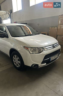 Позашляховик / Кросовер Mitsubishi Outlander 2014 в Києві