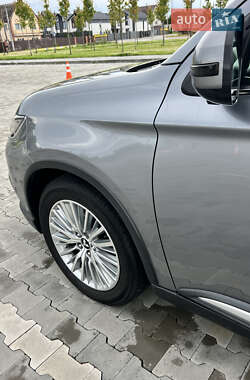 Внедорожник / Кроссовер Mitsubishi Outlander 2016 в 