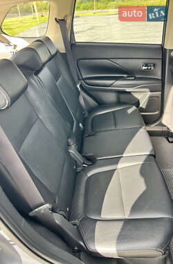 Внедорожник / Кроссовер Mitsubishi Outlander 2016 в 