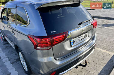 Внедорожник / Кроссовер Mitsubishi Outlander 2016 в 
