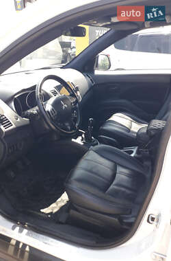 Внедорожник / Кроссовер Mitsubishi Outlander 2010 в 