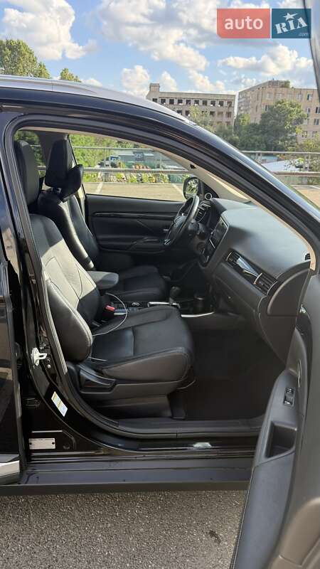 Внедорожник / Кроссовер Mitsubishi Outlander 2016 в Киеве