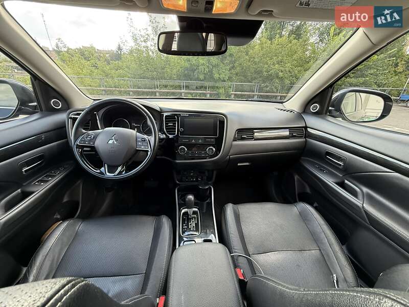 Внедорожник / Кроссовер Mitsubishi Outlander 2016 в Киеве
