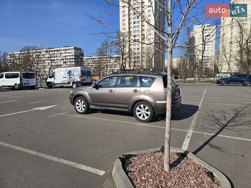 Позашляховик / Кросовер Mitsubishi Outlander 2012 в Києві