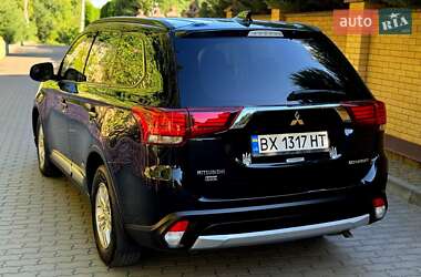 Внедорожник / Кроссовер Mitsubishi Outlander 2016 в 