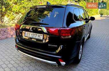 Внедорожник / Кроссовер Mitsubishi Outlander 2016 в 