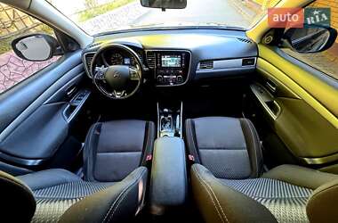 Внедорожник / Кроссовер Mitsubishi Outlander 2016 в 