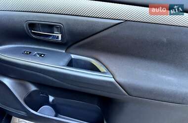 Внедорожник / Кроссовер Mitsubishi Outlander 2016 в 
