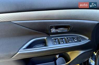 Внедорожник / Кроссовер Mitsubishi Outlander 2016 в 
