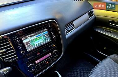 Внедорожник / Кроссовер Mitsubishi Outlander 2016 в 