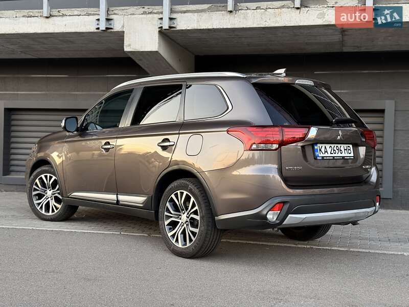 Внедорожник / Кроссовер Mitsubishi Outlander 2017 в Киеве
