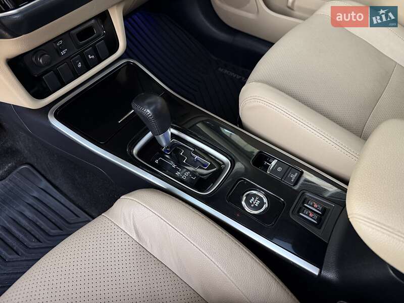 Внедорожник / Кроссовер Mitsubishi Outlander 2017 в Киеве