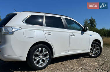 Внедорожник / Кроссовер Mitsubishi Outlander 2014 в 